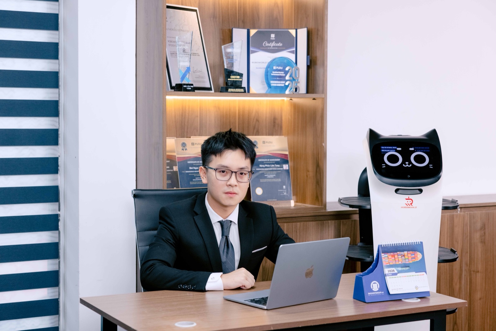 Huy Hoàng Robot cùng robot phục vụ BellaBot tại văn phòng Roboworld